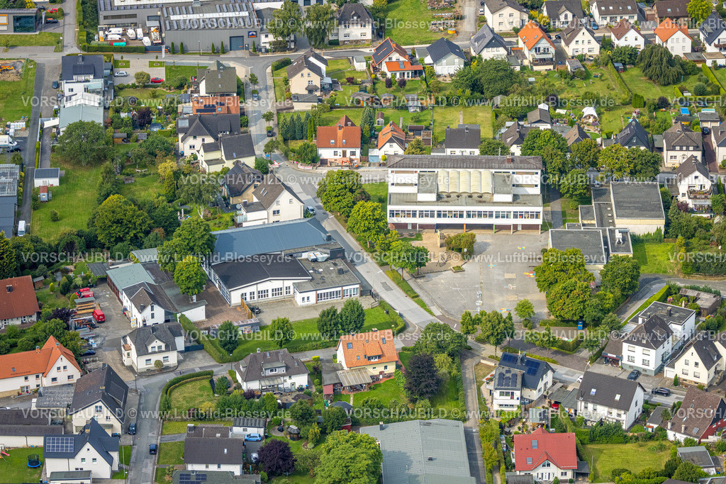 Arnsberg250806048 | Luftbild, Urbanusschule mit Schulhof, Voßwinkel, Arnsberg, Ruhrgebiet, Nordrhein-Westfalen, Deutschland