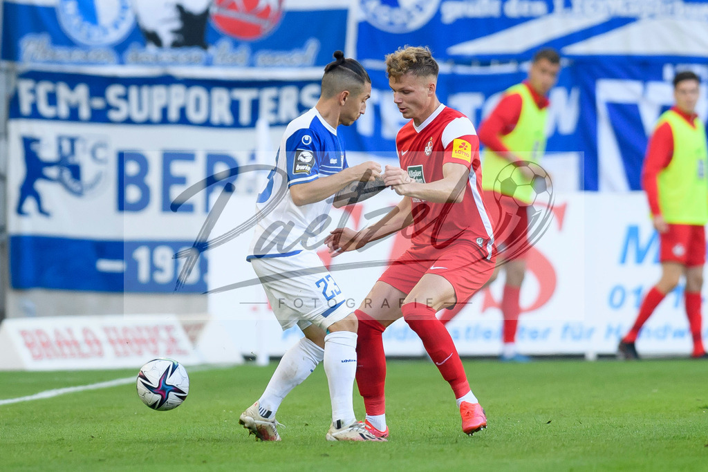 FCMFCK20210904_138 | Fussball, Herren: Barıs Atik (1. FC Magdeburg) und Philipp Hercher (1. FC Kaiserslautern) im Zweikampf beim Spiel der 3. Liga zwischen 1. FC Magdeburg und 1. FC Kaiserslautern in der MDCC-Arena am 04.09.2021 in Magdeburg, Deutschland.DFB / DFL REGULATIONS PROHIBIT ANY USE OF PHOTOGRAPHS AS IMAGE SEQUENCES AND/OR QUASI-VIDEO. - Realisiert mit Pictrs.com