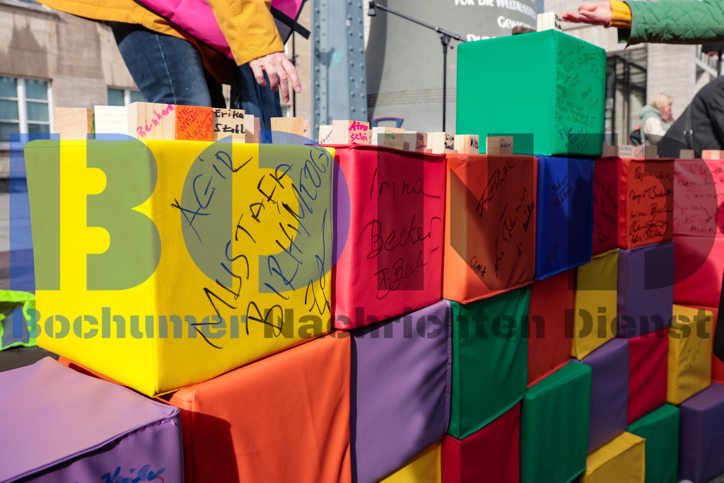 Brandmauer 2024 vor dem Rathaus der Stadt Bochum {date} -  | {headline}



(Foto: Sebastian Sendlak / BOND)

 - Realisiert mit Pictrs.com