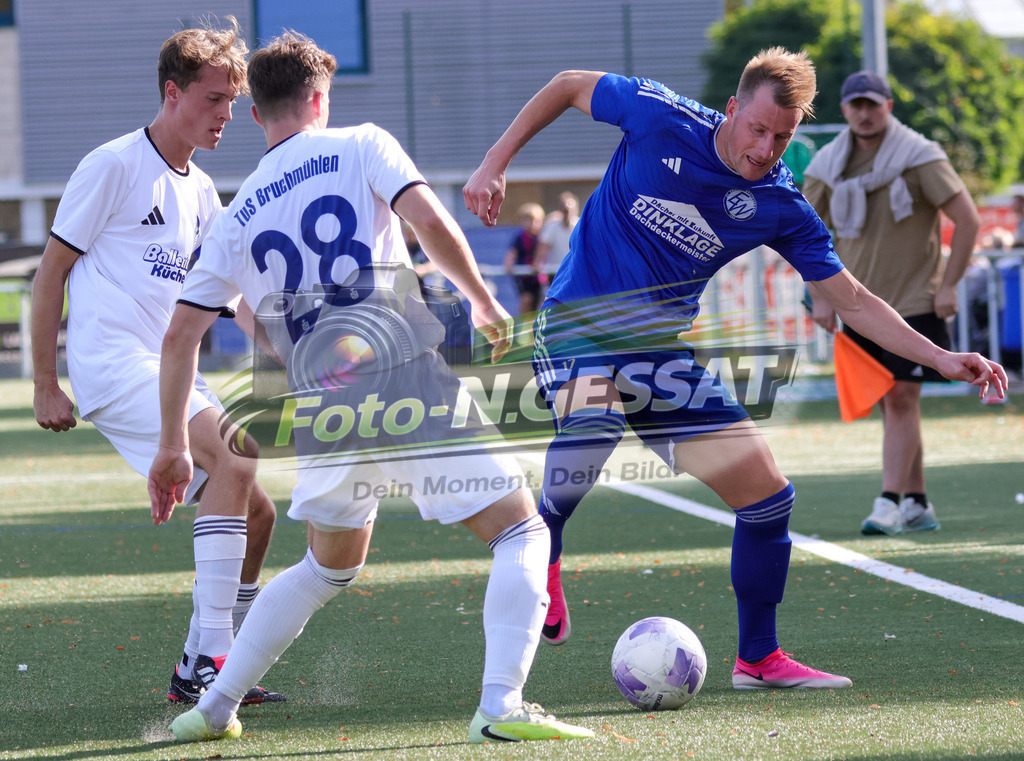 SV Enger-Westerenger - TuS Bruchmühlen | Auf dem Bild zu sehen: blau SV Enger-Westerenger: Mario Stiegemeyer ; weiß TuS Bruchmühlen v.l.: Jan Weiffenbach, Alexander Nowak SV Enger-Westerenger, TuS Bruchmühlen, Saison 26/27, Kreisliga A, Enger, Deutschland - Realisiert mit Pictrs.com