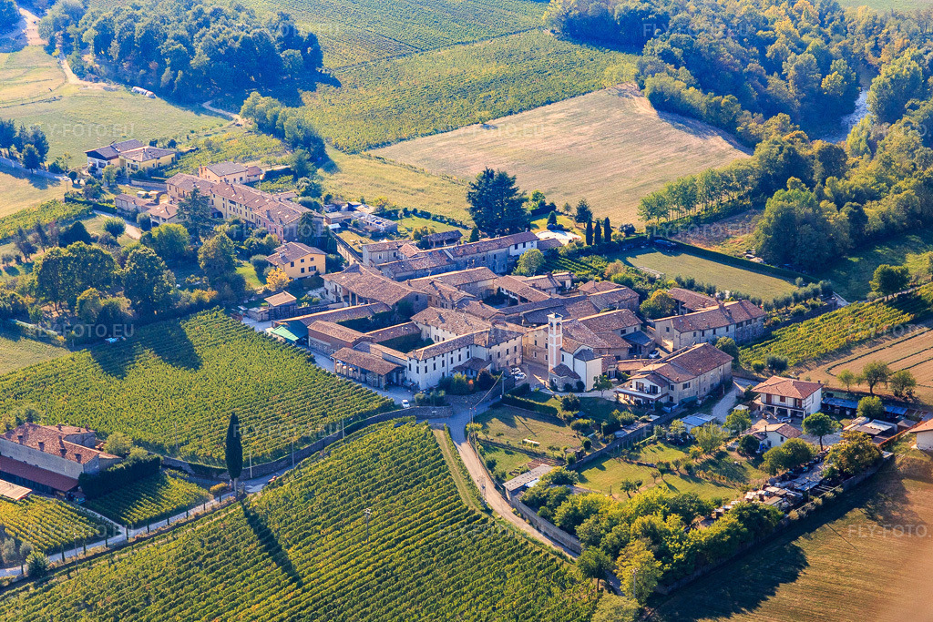 Vue aérienne: Vue de la ville depuis l'est à le quartier Cantrina in Bedizzole dans le département Brescia, Italie – .Photo: IMG_134962.jpg prise le 22/09/2022 par Werner Riehm/FLY-FOTO.eu – Résolution de l'original: 5102 x 3401 px