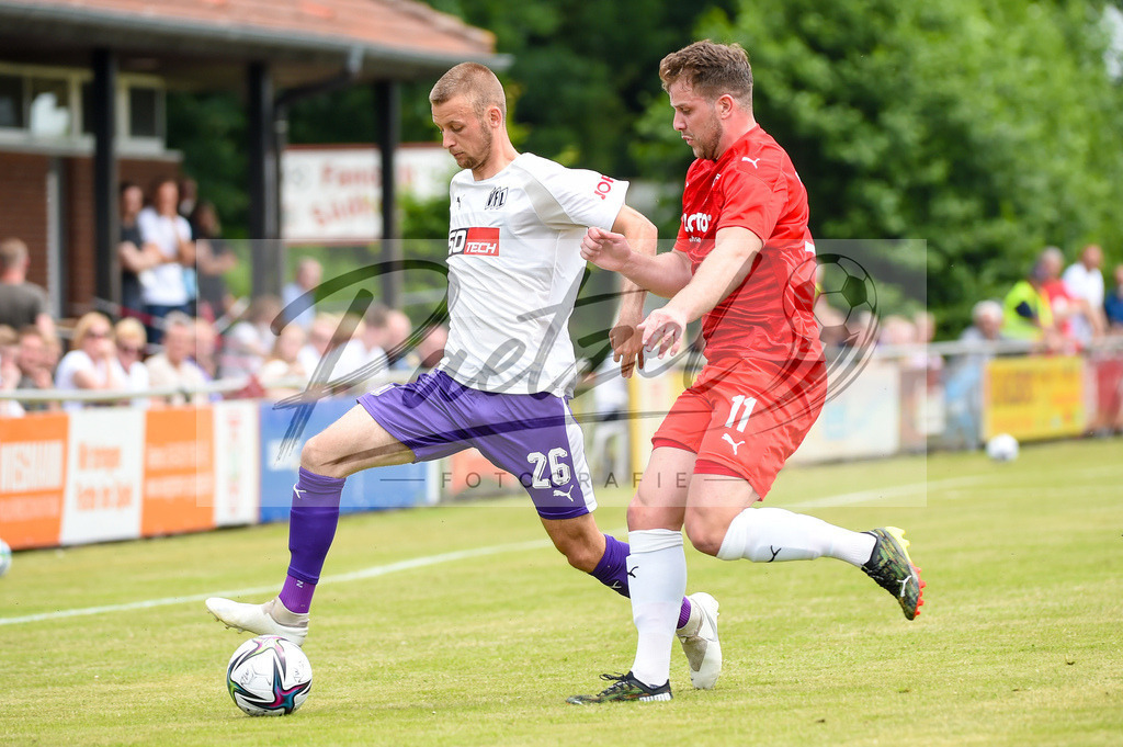 BSBOSN_20210626_0046 | Fussball, Herren: Sebastian Klaas (VfL Osnabrueck) und Patrick Greten (TuS Bersenbrueck) im Zweikampf beim Testspiel zwischen TuS Bersenbrueck und VfL Osnabrueck im Hasestadion am 26.06.2021 in Bersenbrueck, Deutschland. - Realisiert mit Pictrs.com