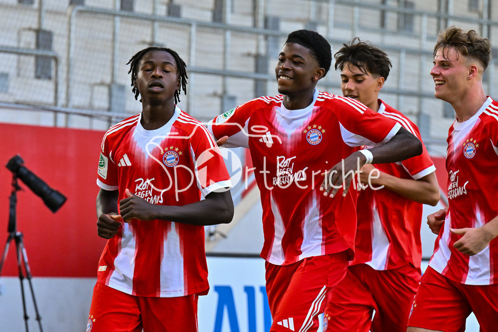 FC Bayern München U19 - SpVgg Unterhaching U19 | Jubel der Bayern nach dem Treffer zum 2-1 durch Aristide HENTCHO NSEKE (FC Bayern U19 #17) / Tor / Torschuetze / Freude / Happy / U19 DFB-Nachwuchsliga: FC Bayern München U19 - SpVgg Unterhaching U19; FC Bayern Campus am 10.08.2025