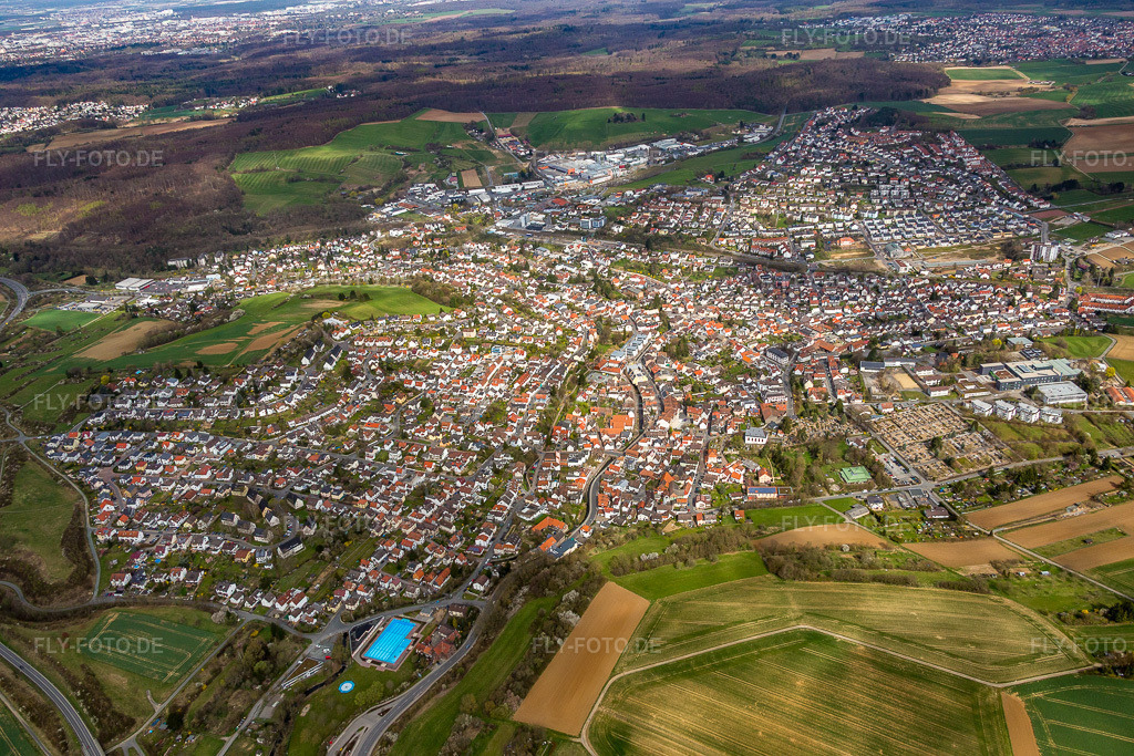 Luftbild: Ortsansicht der Straßen und Häuser der Wohngebiete in Ober-Ramstadt im Bundesland Hessen in Deutschland. Foto: IMG_077247.jpg vom 12.04.2015 durch Werner Riehm/FLY-FOTO.de