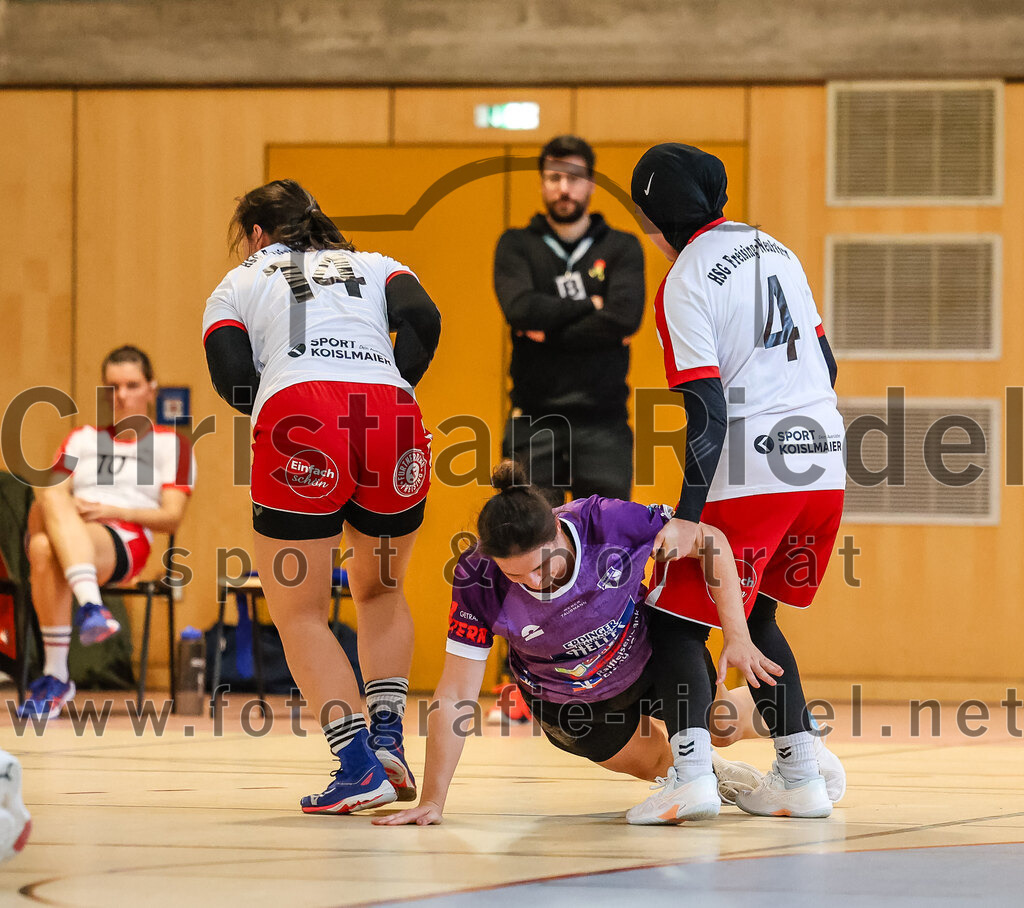 2024-10-13_082_SpVgg_Altenerding_gegen_SC_Freising | Erding, Deutschland, 13.10.2024:Handball, Bezirksoberliga Frauen Altbayern 2024 / 2024, 3. Spieltag, SpVgg Altenerding gegen SC Freising, Endergebnis: 26:35Antonia Koch (HSG Freising-Neufahrn, #14), Janina Konrad (SpVgg Altenerding, #2), Eduarta Krasnigi (HSG Freising-Neufahrn, #4)Foto: Christian Riedel / fotografie-riedel.net