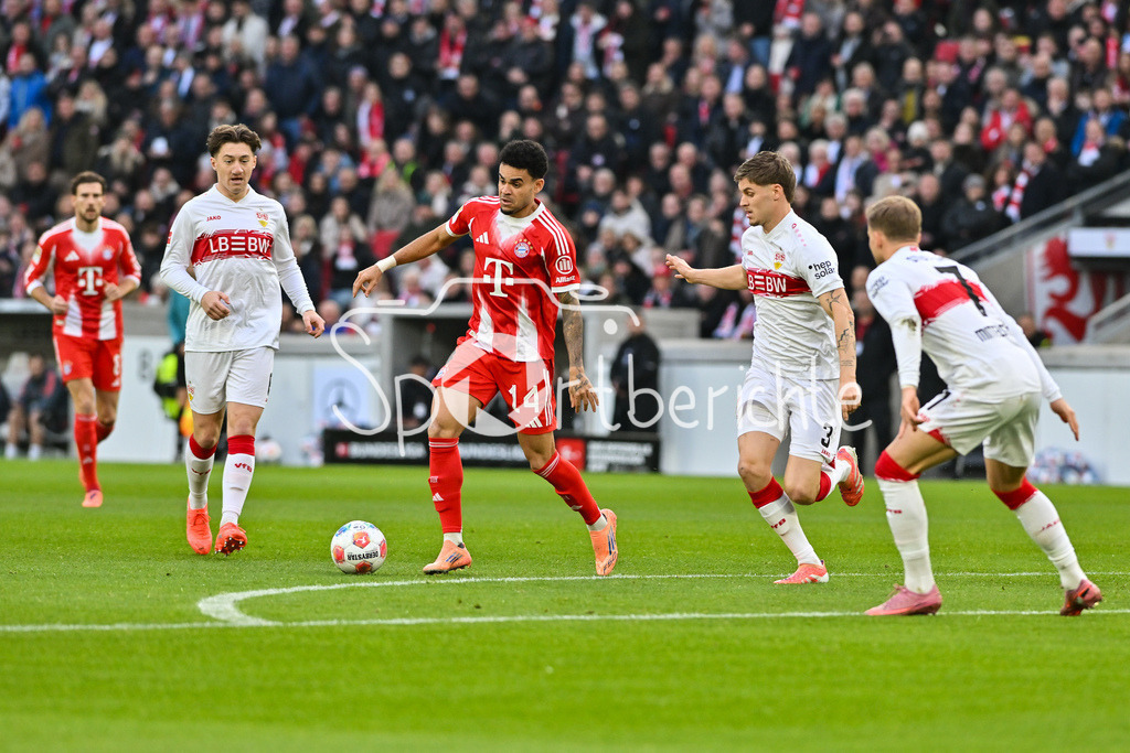 VfB Stuttgart - FC Bayern München | STUTTGART, GERMANY - 06. DECEMBER: im Duell Luis DIAZ (FC Bayern Munich 14) und Ramon HENDRIKS (VfB Stuttgart 3) während dem Bundesligamatch zwischen dem VfB Stuttgart und dem FC Bayern München am 13. Spieltag in der MHP Arena / DFL REGULATIONS PROHIBIT ANY USE OF PHOTOGRAPHS AS IMAGE SEQUENCES AND/OR QUASI-VIDEO