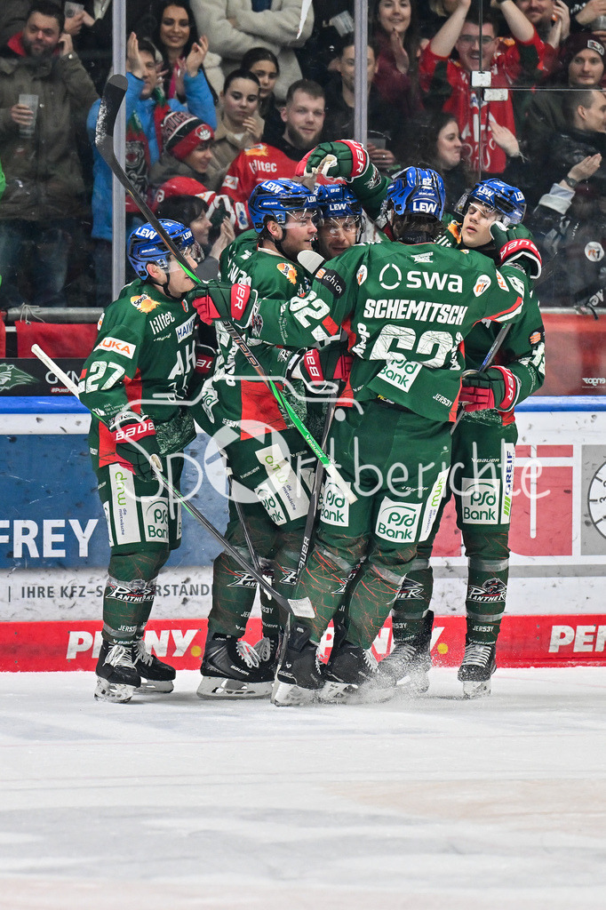 Augsburger Panther - Löwen Frankfurt | AUGSBURG, GERMANY - 16. JANUARY: Jubel der Panther nach dem TReffer zum 2-1 durch Joseph CRAMAROSSA (Augsburger Panther 92) / Tor / Torschuetze / Freude / Happy während dem Match zwischen den Augsburger Panthern und den Löwen Frankfurt am 40. Spieltag der penny DEL im Curt Frenzel Stadion