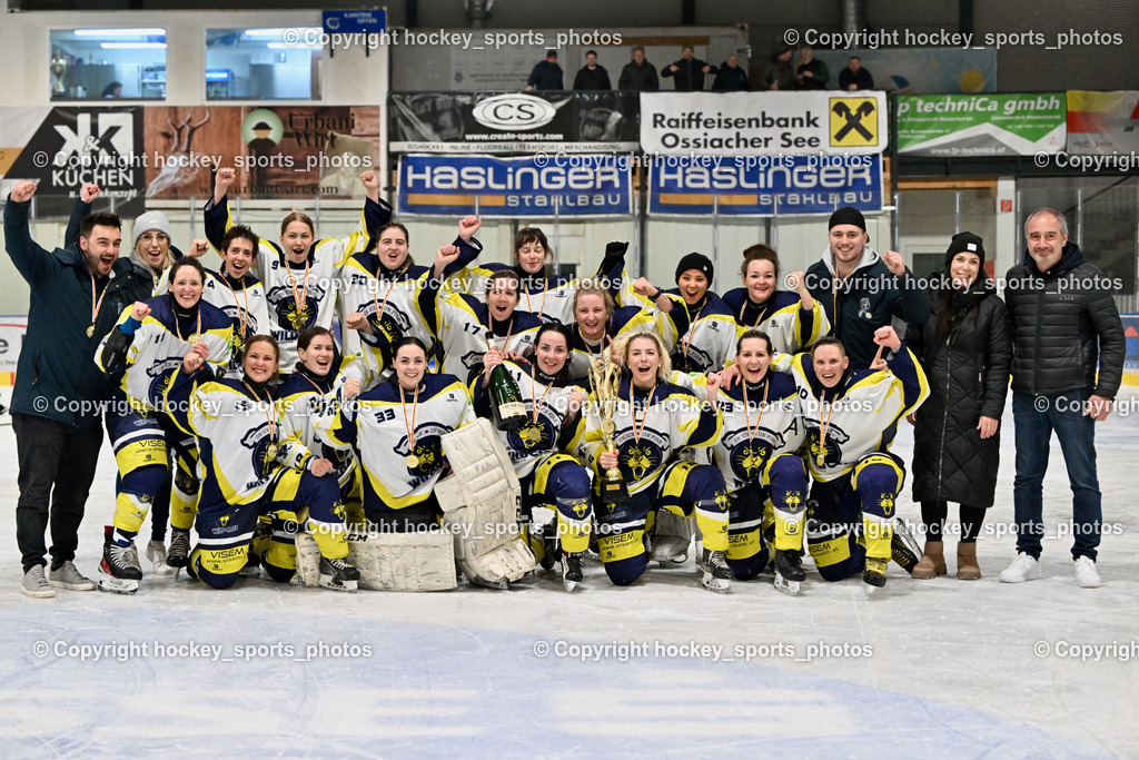 WILDCATS PATERNION & Lady Hawks Siegerehrung-Meisterfeier | Meisterfoto 2024/25 Wildcats Paternion, Mannschaftsfoto Wildcats Paternion, KEHV-Wettspielreferent Michael Baumer, KEHV-Damenreferentin Sabine Huber, WILDCATS PATERNION &amp; Lady Hawks Siegerehrung-Meisterfeier, WILDCATS PATERNION &amp; Lady Hawks Siegerehrung-Meisterfeier am 12.03.2025 in Steindorf (Ossiachersee Halle), Austria, (Photo by Bernd Stefan)