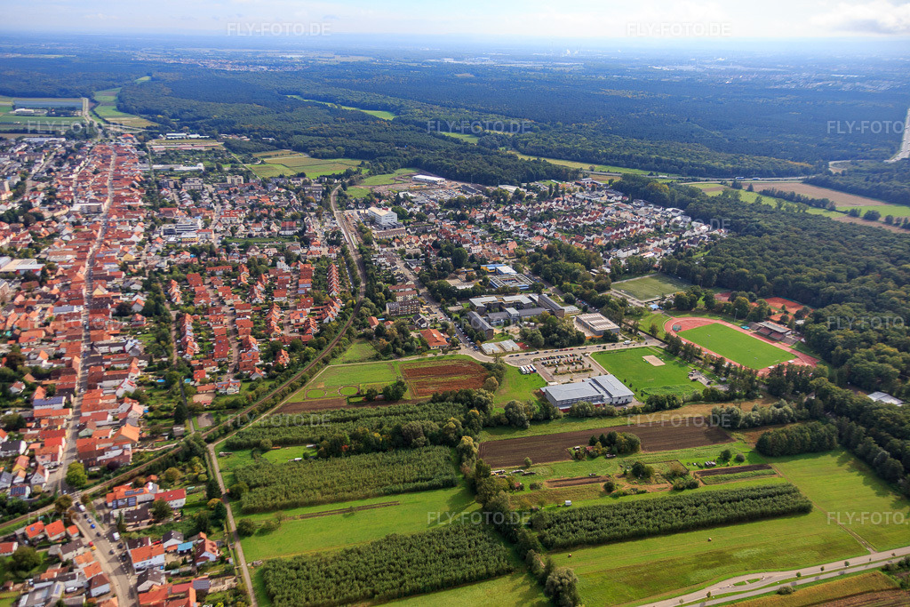 Luftbild: Bienwaldhalle, Integrierte Gesamtschule Kandel und Bienwaldstadion in Kandel im Bundesland Rheinland-Pfalz in Deutschland. Foto: IMG_072816.jpg vom 19.09.2014 durch Werner Riehm/FLY-FOTO.deIGS-KANDEL.DE