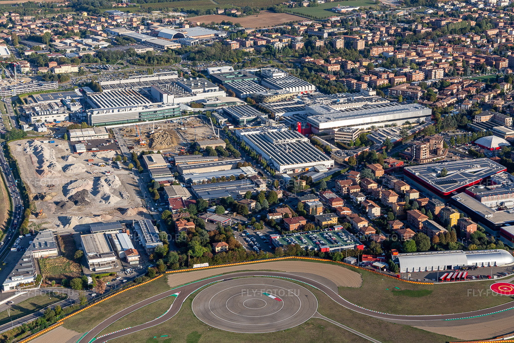 Vue aérienne: Usine Ferrari SPA à Maranello dans le département Modena, Italie – .Photo: IMG_134592.jpg prise le 19/09/2022 par Werner Riehm/FLY-FOTO.eu – Résolution de l'original: 4971 x 3314 px – WWW.FERRARI.COM