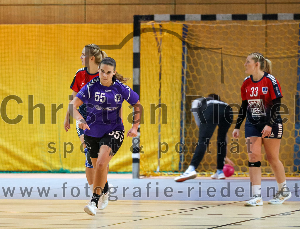 2022-11-19_020_SpVgg_Altenerding_gegen_HC_Donau-Paar | Erding, Deutschland, 19.11.2022:
Handball, Bezirksoberliga Frauen Altbayern 2022 / 2023, 5. Spieltag, SpVgg Altenerding gegen HC Donau/Paar, Endergebnis: 22:33

Verena Bauer (SpVgg Altenerding, #55), Lisa Günther (HC Donau/Paar, #33)

Foto: Christian Riedel / fotografie-riedel.net