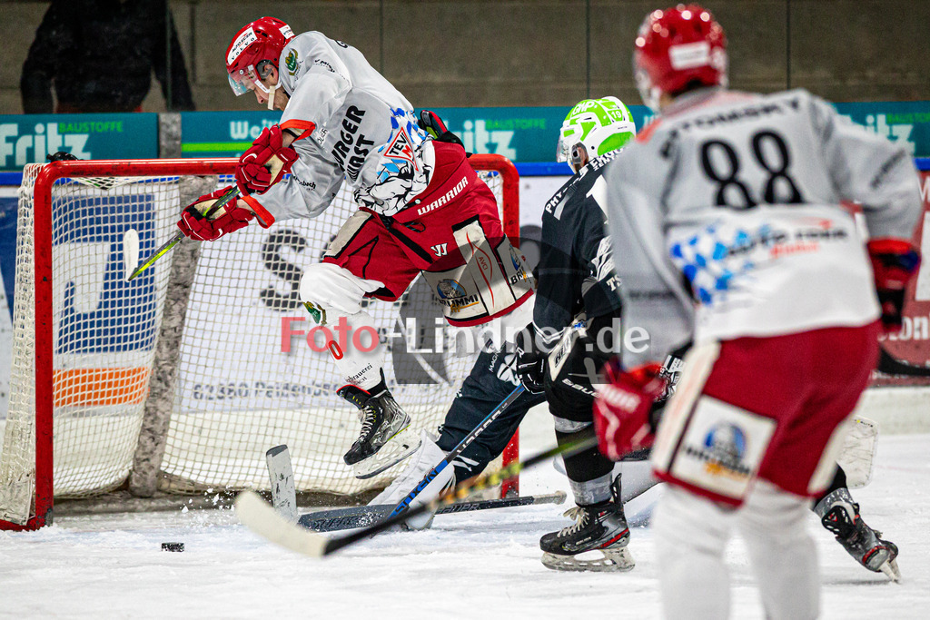 TSV Peißenberg MINERS gegen TEV Miesbach | Eishockey Bayernliga Herren Vorrunde 2024/25, TSV Peißenberg MINERS gegen TEV Miesbach, 20241201,Michael GRABMAIER (TEVM 10) Sprung,2024-12-01 in Peißenberg (Eisstadion Peißenberg)Michael GRABMAIER (TEVM 10)Copyright: WolfgangxLindner