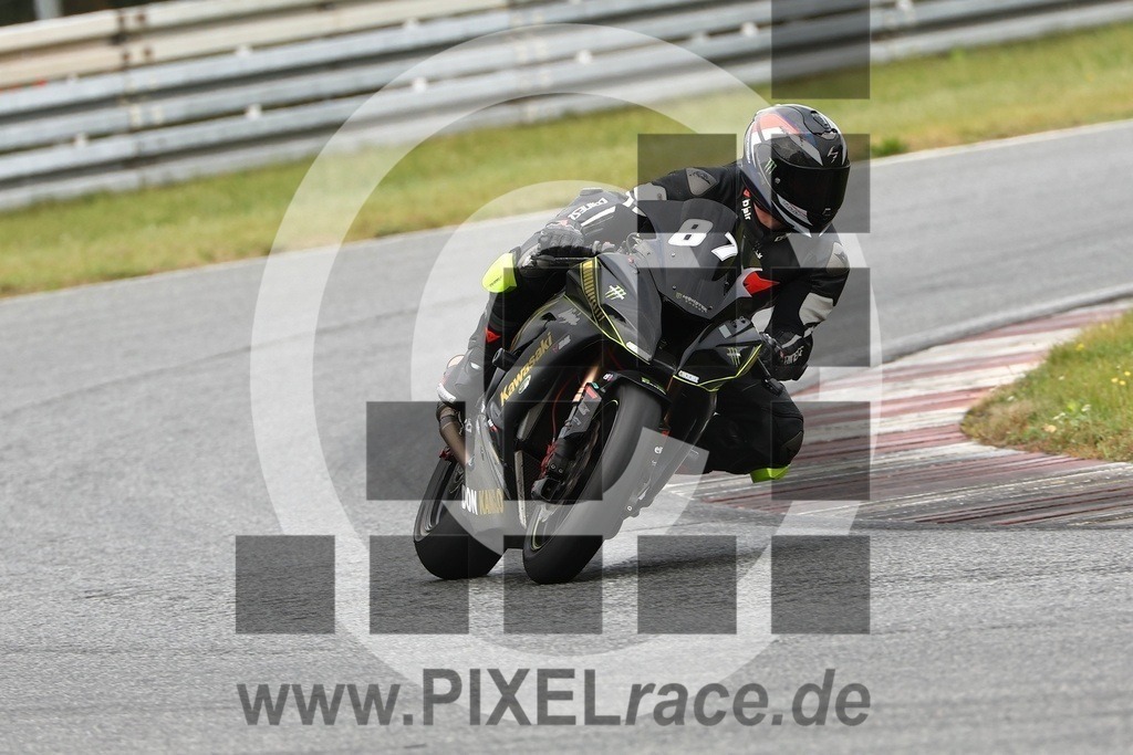 0087-20250908_10240 | Schöne Erinnerungen an spannende Momente - das festzuhalten ist unser Job. PIXELrace.de ist seit 2003 auf den Rennstrecken Europas unterwegs um die Action draußen beim Fahren und die wunderbare Stimmung imm Fahrerlager für euch einzufangen.