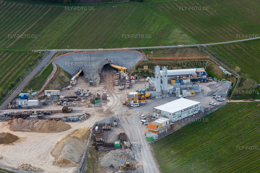Luftbild: Baustelle des Tunnelportals Ost für den Astrid-Tunnel zur Unterquerung und Ortsumgehung von Bad Bergzabern zwischen B38 (Weinstraße) und B427 (Kurtalstraße) in Dörrenbach im Bundesland Rheinland-Pfalz in Deutschland.Foto: IMG_131215.jpg vom 12.04.2022 durch Werner Riehm/FLY-FOTO.deBemo: - BEMO Tunnelling GmbHLandesbetrieb Mobilität Rheinland-PfalzStadt Bad BergzabernHerrenknecht AG - Pioneering Underground Together