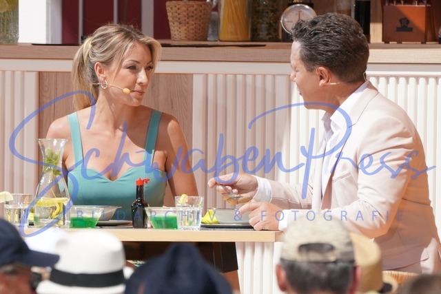 DSC03232 | Anna Carina Woitschack und Stefan Mross loeffeln Bohnensuppe - Immer wieder sonntags, Staffel 4
Volles Haus bei der ARD Live Unterhaltungsshow Immer wieder sonntags ( IWS ).

Deutschland, Rust, Europapark, 03.07.2022