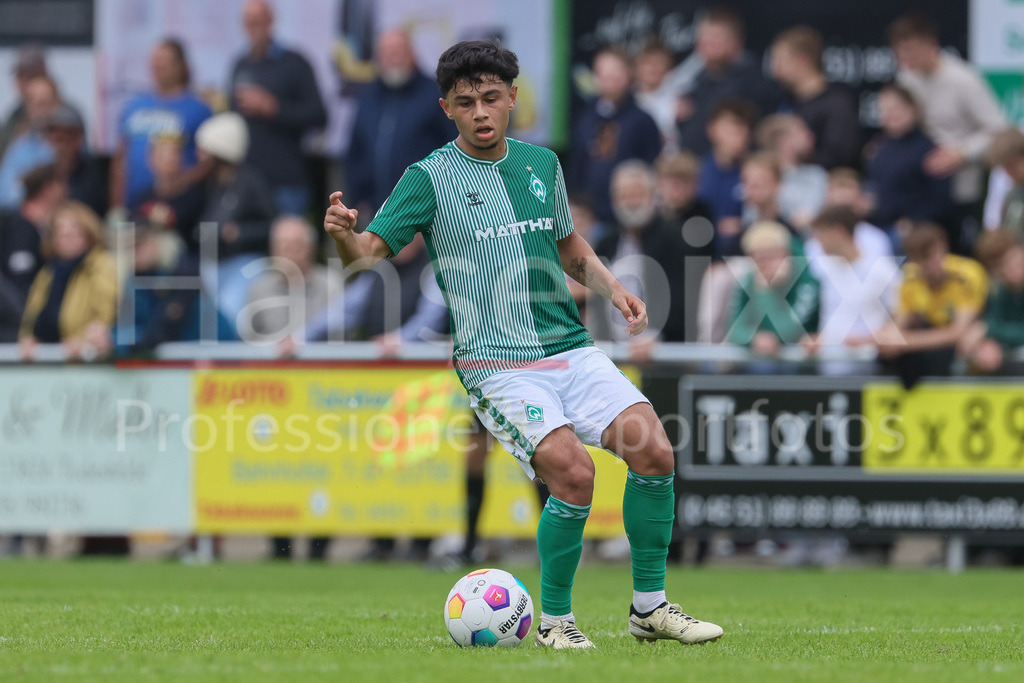 Fussball, Relegation Regionalliga Nord, SV Werder Bremen II - Holstein Kiel II | v.li.: Ricardo-Felipe Schwarz (SV Werder Bremen II, 6) am Ball, Freisteller, Einzelbild, Ganzkörper, Aktion, Action, Spielszene