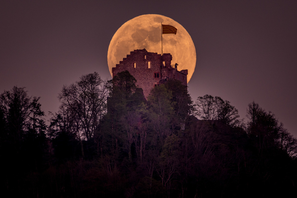 Geroldseck-mond | Supermond hinter der Burgruine Geroldseck - Realisiert mit Pictrs.com