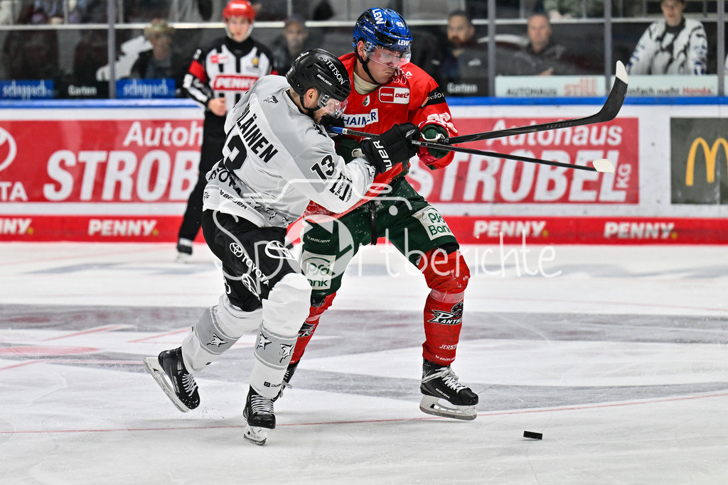 Augsburger Panther - Kölner Haie | im Duell Valtteri KAMIKÄINEN (Kölner Haie 13) und Alexander BLANK (Augsburger Panther 26) / Zweikampf / DEL: Augsburger Panther - Kölner Haie; Curt Frenzel Stadion am 26.09.2025