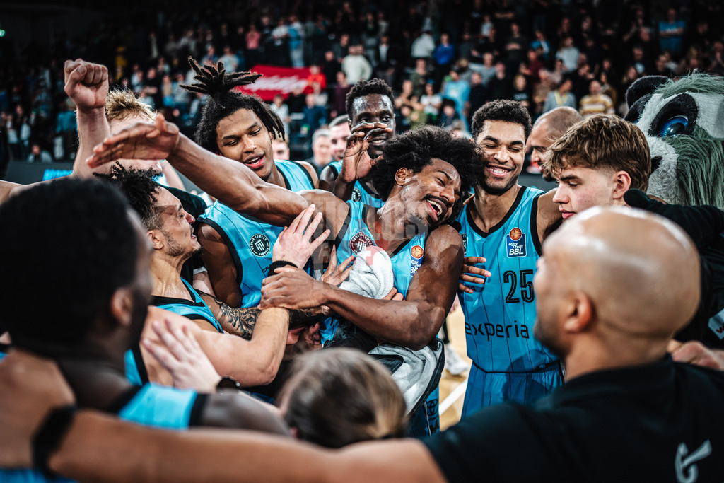 Basketball | Männer | Saison 2024/2025 | easyCredit Basketball Bundesliga | 16. Spieltag | Veolia Towers Hamburg vs. Telekom Baskets Bonn | 10.01.2025 | Jubeltraube nach dem Spiel in der Mitte Jonathan Stove (#22, Veolia Towers Hamburg)