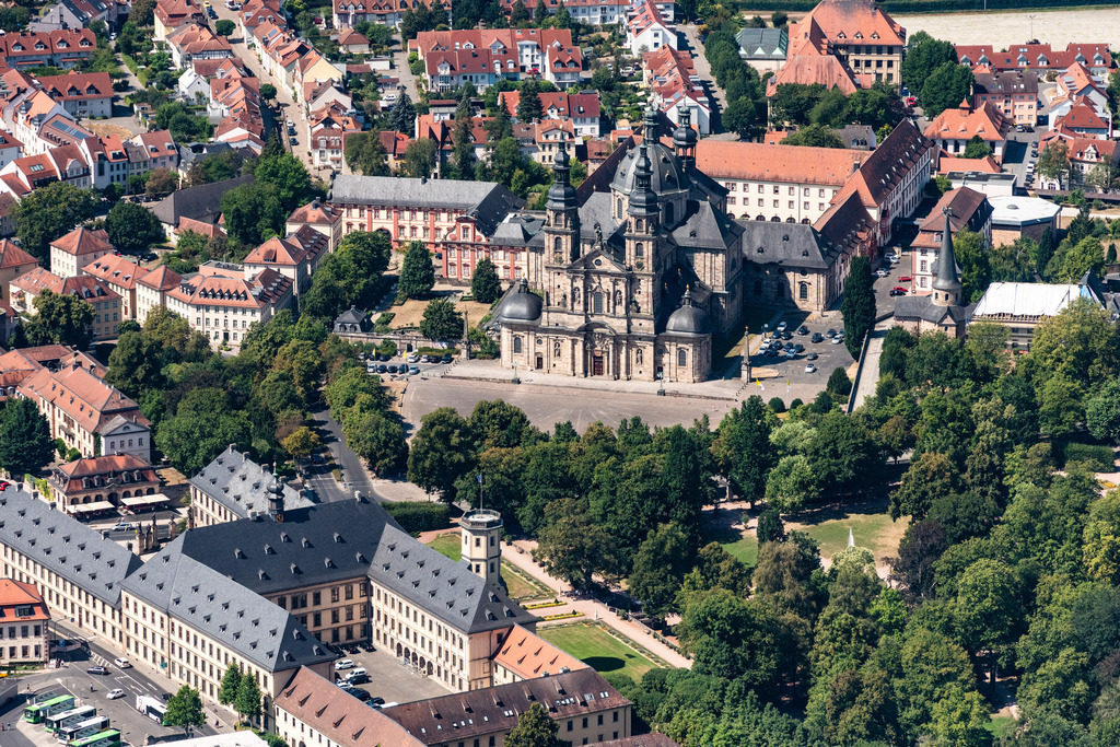 dr__0015502.jpg | FULDA 03.08.2018 Kirchengebäude des Domes von Fulda, im Vordergrund das Stadtschloss in Fulda im Bundesland Hessen, Deutschland. // Church building of the cathedral of von Fulda, in Vordergrund das Stadtschloss in Fulda in the state Hesse, Germany. Foto: Daniel Reiter
