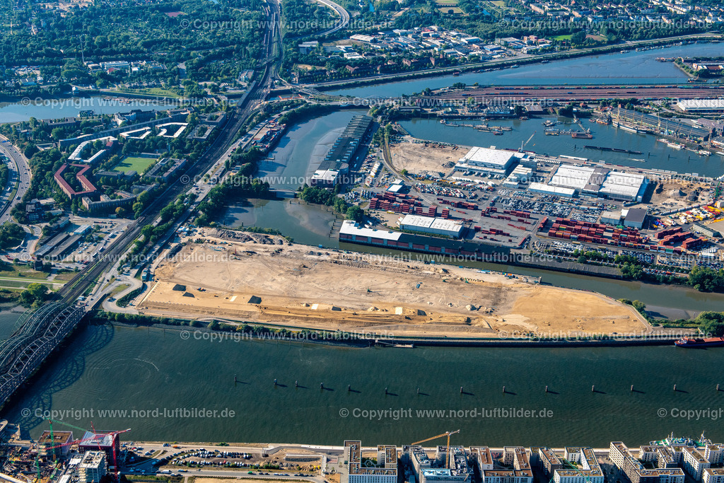 Hamburg_Kleiner_Grasbrook_Moldauhafen_Baustelle_ELS_3897220922 | HAMBURG 22.09.2022 Abriß- und Erdarbeiten auf dem Gelände der ehemaligen Logistikzentrum- Ruine Überseezentrum am Schuhmacherwerder - Moldauhafen im Ortsteil Kleiner Grasbrook in Hamburg, Deutschland. Weiterführende Informationen bei: EGGERS Tiefbau GmbH,  HPA Hamburg Port Authority,  Hamburger Hafen und Logistik Aktiengesellschaft. // Demolition work on the site of the former logistics center ruin Ueberseezentrum on Schuhmacherwerder - Moldauhafen in the district Kleiner Grasbrook in Hamburg, Germany. Further information at: EGGERS Tiefbau GmbH,  HPA Hamburg Port Authority,  Hamburger Hafen und Logistik Aktiengesellschaft. Foto: Martin Elsen