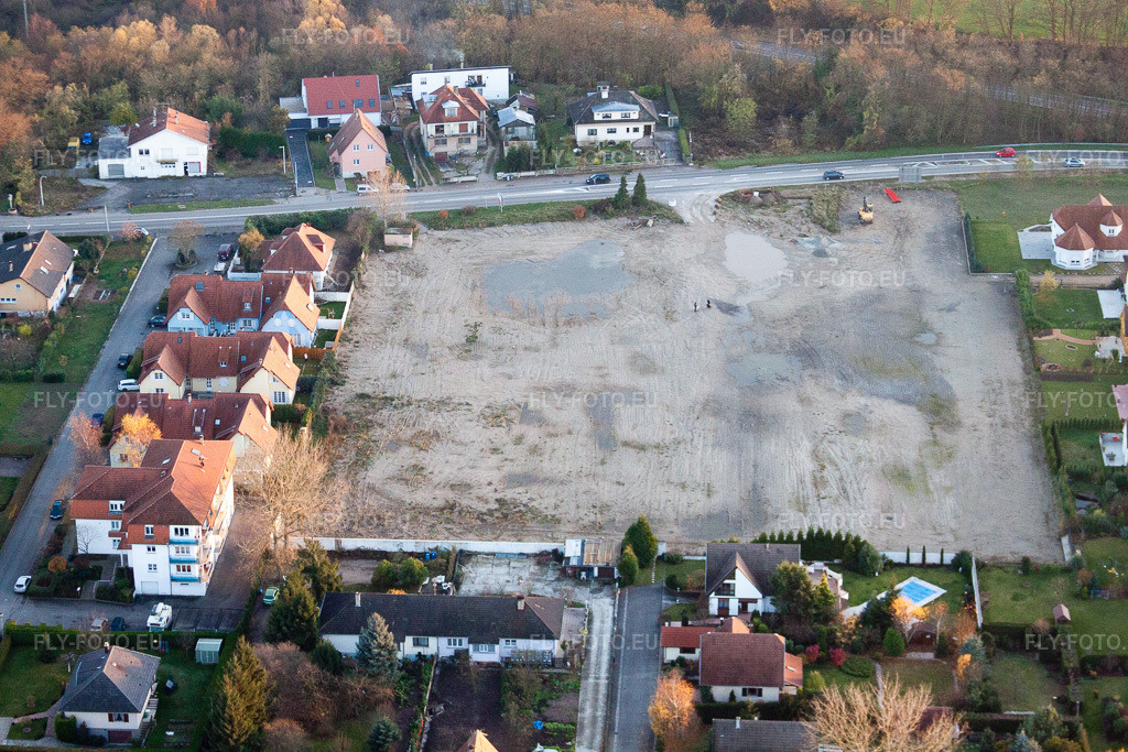 Vue aérienne: Ancien site de supermarché à Lauterbourg dans le département Bas Rhin, France. Photo: IMG_22734.jpg prise le 19/11/2009 par Werner Riehm/FLY-FOTO.euRésolution de l'original: 4752 x 3168 px