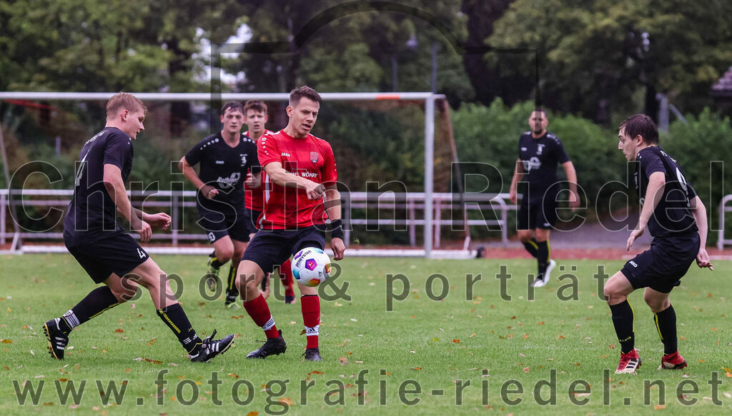 2023-08-27_062_TSV_Zorneding_II_gegen_TSV_Grafing_II | Zorneding, Deutschland, 27.08.2023:
Fußball, A-Klasse 2023 / 2024, 2. Spieltag, TSV Zorneding II gegen TSV Grafing II, Endergebnis: 5:1

Leonhard Oswald (TSV Grafing, #4), Dennis Duwel (TSV Zorneding, #11), Max Heckmann (TSV Grafing, #9)

Foto: Christian Riedel / fotografie-riedel.net