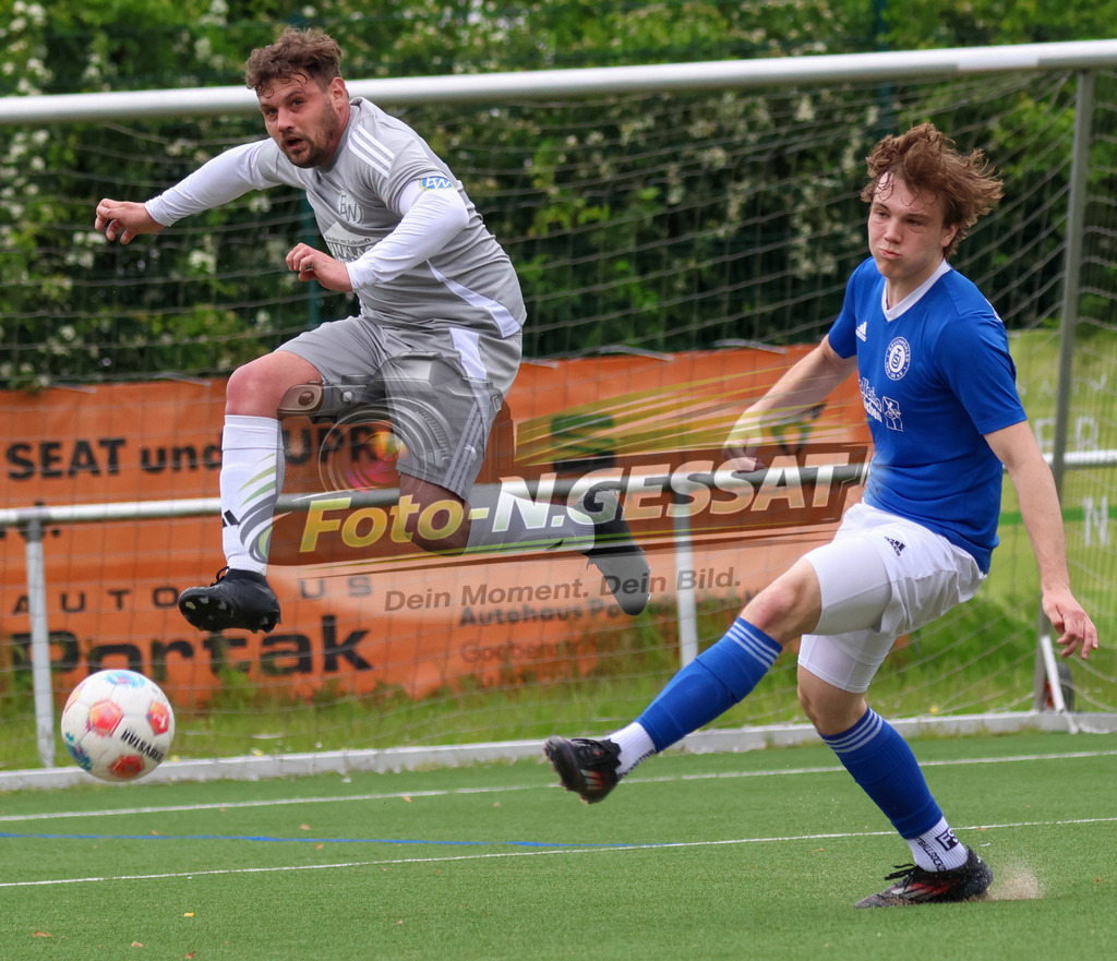 SV Enger-Westerenger - TuS Bruchmühlen | Auf dem Bild zu sehen: grau SV Enger-Westerenger: Steven Croppenstedt ; blau TuS Bruchmühlen: Jan Hrdina SV Enger-Westerenger, TuS Bruchmühlen, Saison 25/26, Kreisliga A, Enger, Deutschland - Realisiert mit Pictrs.com