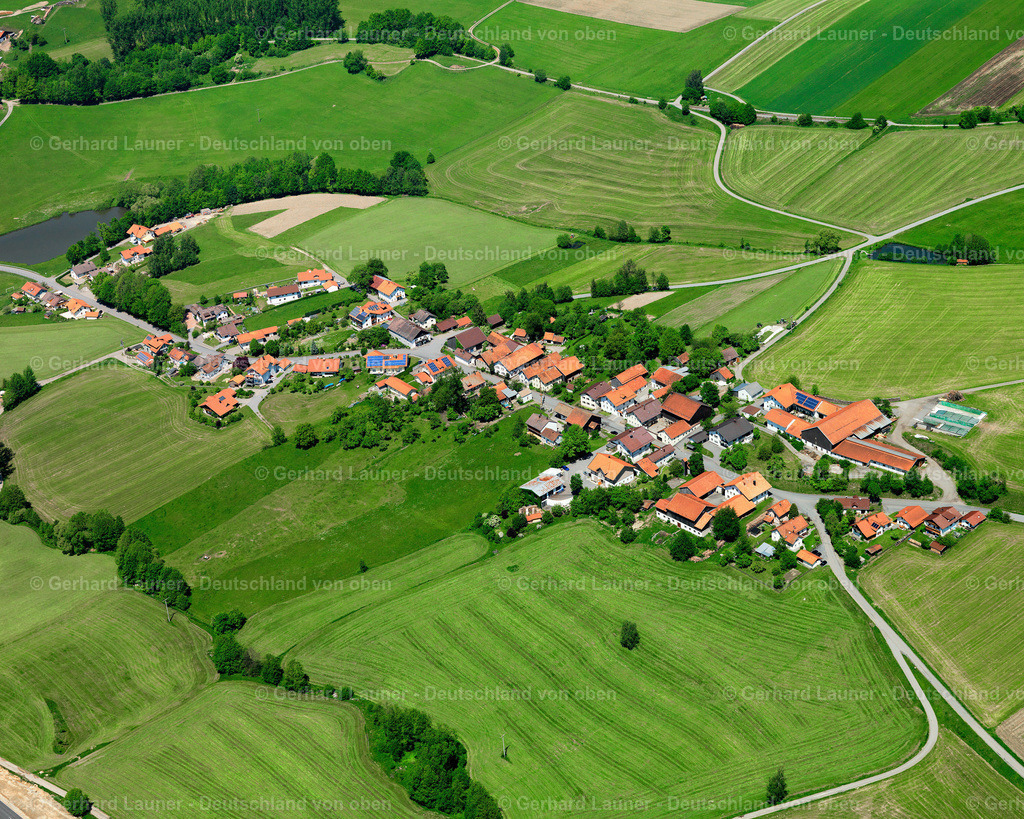 2724114 | RATZING 19.05.2007 Landwirtschaftliche Nutzflächen und Feldgrenzen  umsäumen das Siedlungsgebiet des Dorfes in Ratzing im Bundesland Bayern, Deutschland // Agricultural land and field boundaries surround the settlement area of the village  in Ratzing in the state Bavaria, Germany Foto: Gerhard Launer