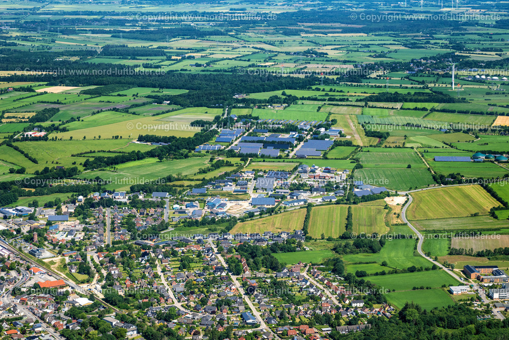 Bredstedt_ELS_3716210625 | BREDSTEDT 21.06.2025 Gewerbepark im Gewerbegebiet Wittenburger Ring mit Solarananlagen an der Straße Wittenburger Ring in Bredstedt im Bundesland Schleswig-Holstein, Deutschland. // Business park in the industrial areaWittenburger Ring with Solarananlagen on street Wittenburger Ring in Bredstedt in the state Schleswig-Holstein, Germany. Foto: Martin Elsen