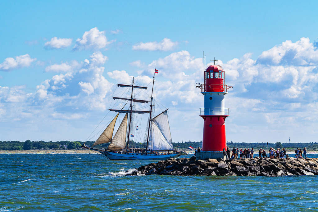 Molenturm und Segelschiff auf der Ostsee während der Hanse Sail in Rostock | Molenturm und Segelschiff auf der Ostsee während der Hanse Sail in Rostock.