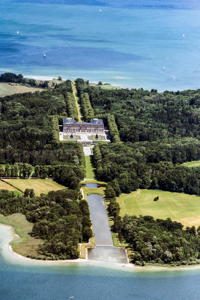 dr__0018572.jpg | CHIEMSEE 01.07.2017 Gebäudekomplex im Schlosspark von Schloss Herrenchiemsee auf der Herreninsel (frühere Bezeichnung Herrenwörth) im Chiemsee im Bundesland Bayern. // Building complex in the park of the castle Herrenchiemsee in Chiemsee in the state Bavaria. Foto: Daniel Reiter