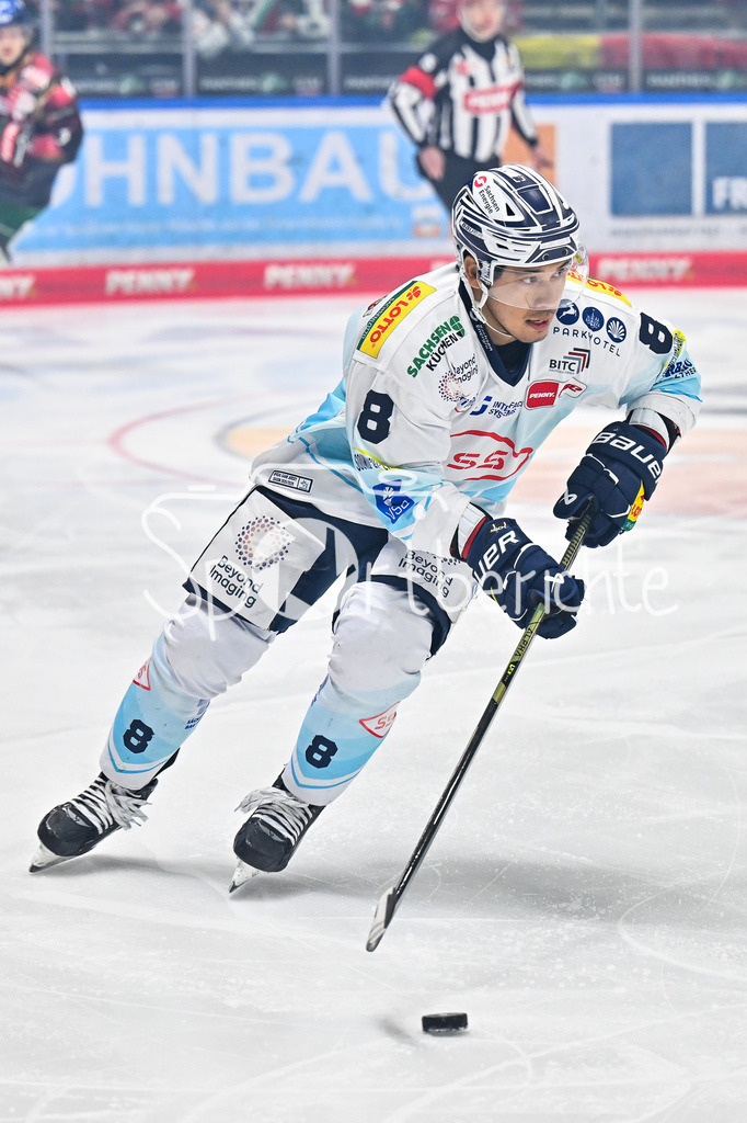 Augsburger Panther - Dresdner Eislöwen | AUGSBURG, DEUTSCHLAND - 06. MÄRZ: am Puck Austin ORTEGA (Eislöwen Dresden 8)/ Einzelfoto / Freisteller während dem Match zwischen den Augsburger Panthern und den Dresdner Eislöwen am 49. Spieltag der Penny DEL im Curt Frenzel Stadion