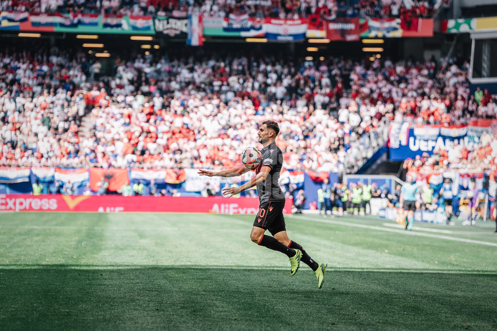 Fußball | Herren | UEFA-Fußball-Europameisterschaft 2024 | Gruppe B | Kroatien vs. Albanien | 19.06.2024 | Nedim Bajrami (#10, Albanien) nimmt den Ball an