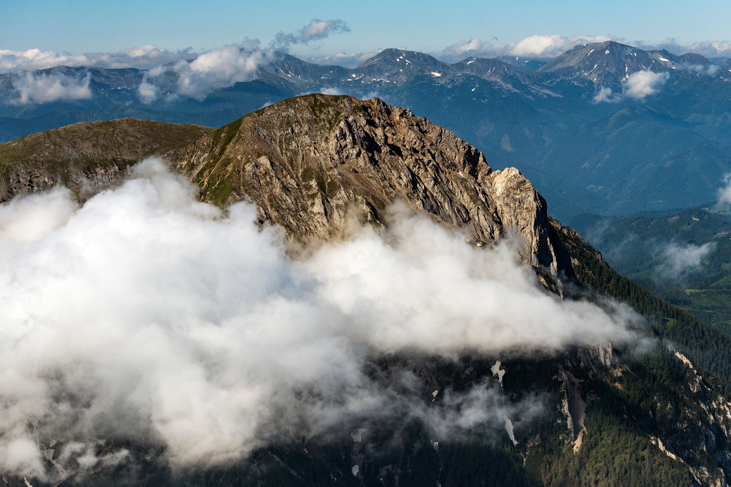 dr__0025672.jpg | EISENERZ 25.06.2019 Wolken am Gipfel der Tullingeralm in den Ennstaler Alpen in der Felsen- und Berglandschaft in Eisenerz in Steiermark, Österreich. // Clouds on Rocky and mountainous landscape of Tullingeralm in den Ennstaler Alpen in Eisenerz in Steiermark, Austria. Foto: Daniel Reiter
