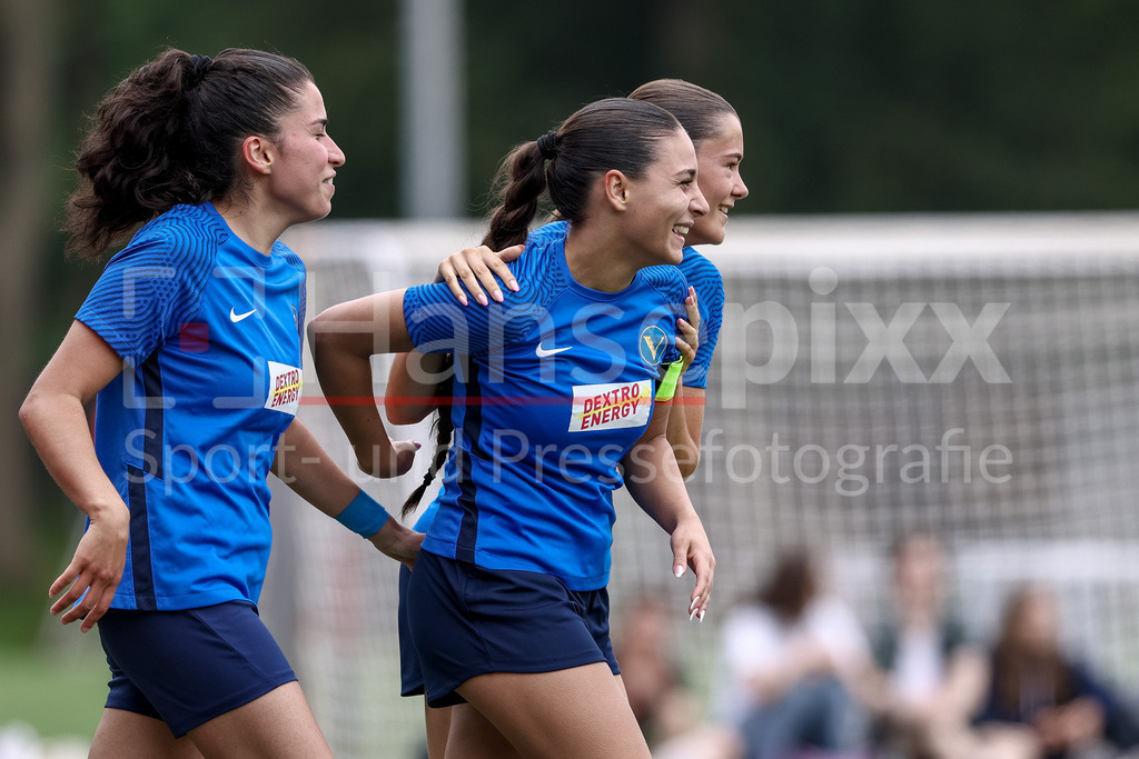 Fussball, Aufstiegsrunde Regionalliga Nord Frauen, FC Union 60 - SC Victoria Hamburg | v.li.: Irem Üstün (SC Victoria Hamburg, 32), Torschützin Amira Mobarak (SC Victoria Hamburg, 19) und Finja Paape (SC Victoria Hamburg, 17) mit Torjubel, Jubel, jubeln, jubelt, optimistisch, Spielszene, Highlight, Freude über das Tor zum 0:7