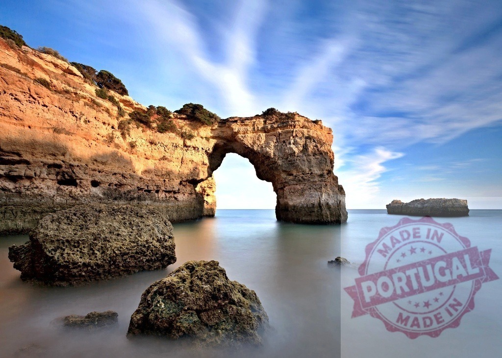 Algarve coast arch rock formation long exposure sea | Natural rock arch on the Atlantic Ocean coast with soft water movement at sunset - Realisiert mit Pictrs.com