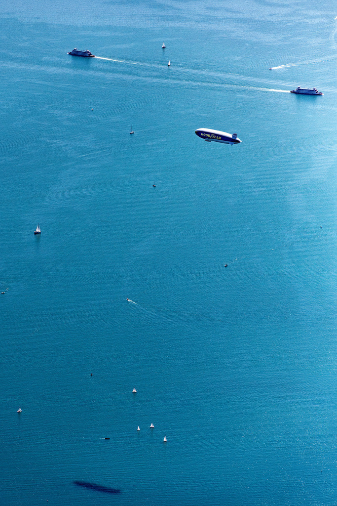 dr__0058744.jpg | KONSTANZ 20.08.2020 Luftschiff über dem Bodensee und auf dem See Segelboote und Boote der Bodensee Schifffahrt im Fluge über dem Luftraum in Konstanz im Bundesland Baden-Württemberg, Deutschland. // Airship ueber dem Bodensee and on See Segelboote and Boote of Bodensee Schifffahrt in flight over the airspace in Konstanz in the state Baden-Wuerttemberg, Germany. Foto: Daniel Reiter