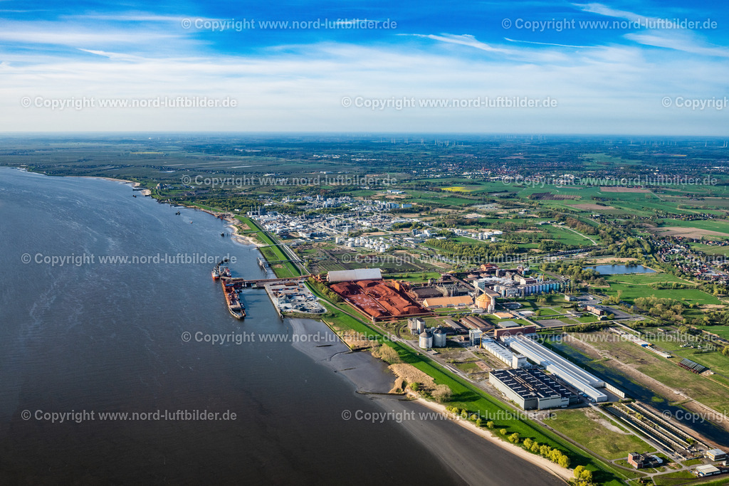 Stader_Seehafen_Bützfleth_AOS_Dow_Olin_ELS_4299010523 | STADE 01.05.2023 Baustellen zum Ausbau der Wasserbrücke mit Leitungssystemen des LNG Erdgas und Flüssiggas- Terminal und Entladekai und AOS Raffinerie- Werksgelände an der Straße Am Seehafen im Ortsteil Bützfleth in Stade im Bundesland Niedersachsen, Deutschland. Weiterführende Informationen bei: AOS Aluminium Oxid Stade GmbH,  Dow Deutschland Anlagengesellschaft mbH,  Hafenbetriebs GmbH &amp; Co. KG,  Hanseatic Energy Hub GmbH. // Construction site of Water bridge with line systems of the LNG natural gas and liquid gas terminal and unloading quay and AOS Raffinerie- Werksgelaende on street Am Seehafen in the district Buetzfleth in Stade in the state Lower Saxony, Germany. Further information at: AOS Aluminium Oxid Stade GmbH,  Dow Deutschland Anlagengesellschaft mbH,  Hafenbetriebs GmbH &amp; Co. KG,  Hanseatic Energy Hub GmbH. Foto: Martin Elsen