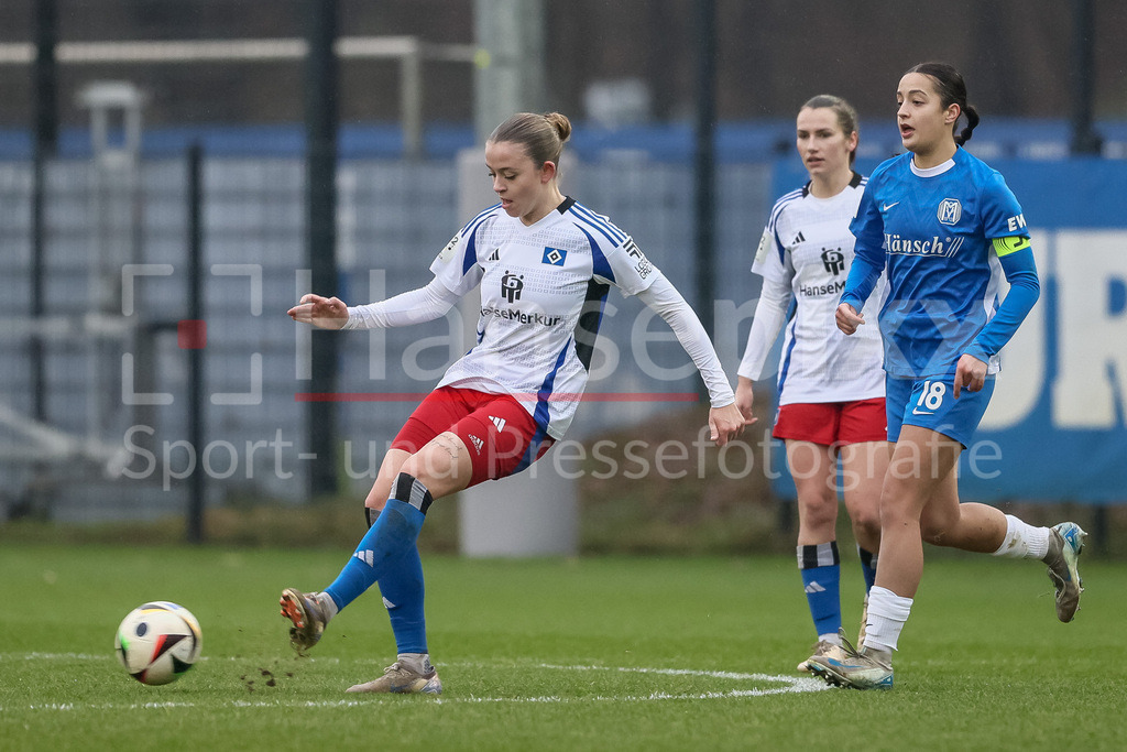 Fussball, 2. Frauen-Bundesliga, Hamburger SV - SV Meppen | v.li.: Dana Marquardt (Hamburger SV, 18) und Selma Licina (SV Meppen, 18) im Zweikampf, Duell, Dynamik, Aktion, Action, Spielszene, DIE DFB-RICHTLINIEN UNTERSAGEN JEGLICHE NUTZUNG VON FOTOS ALS SEQUENZBILDER UND/ODER VIDEOÄHNLICHE FOTOSTRECKEN. DFB REGULATIONS PROHIBIT ANY USE OF PHOTOGRAPHS AS IMAGE SEQUENCES AND/OR QUASI-VIDEO.