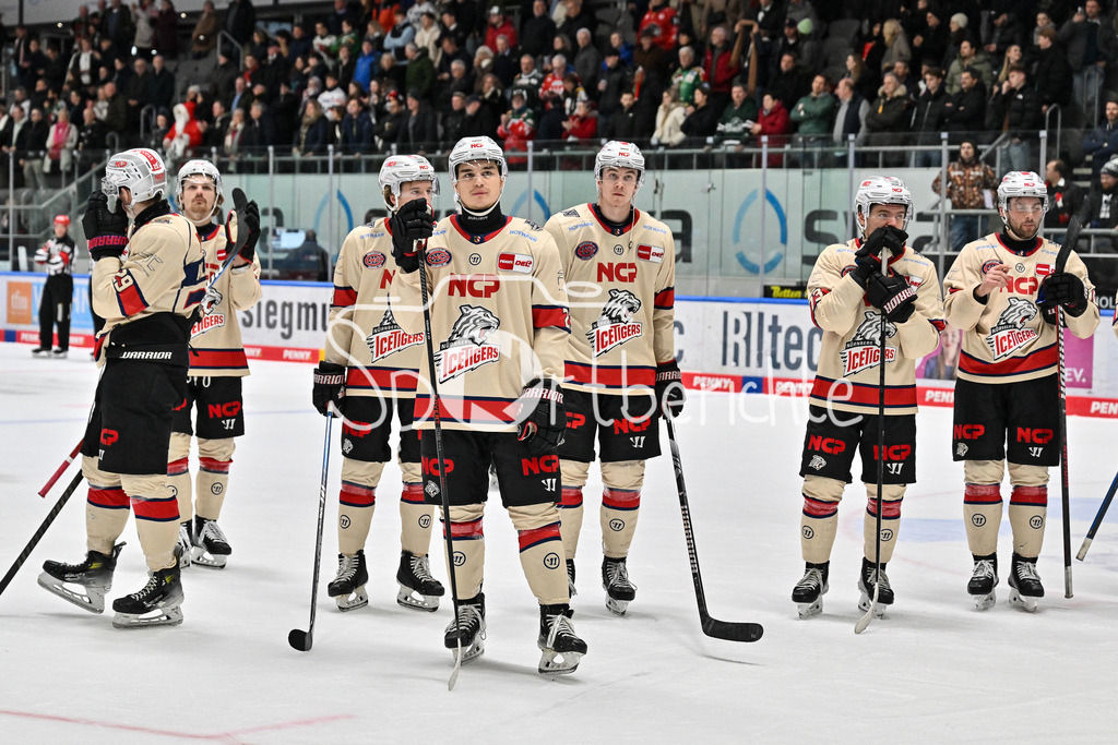 Augsburger Panther - Nürnberg Ice Tigers | Enttaeuschte Gesichter bei den Spieler der Ice Tigers nach der Niederlage in Augsburg / DEL: Augsburger Panther - Nuernberg Ice Tigers, Curt Frenzel Stadion am 06.12.2024