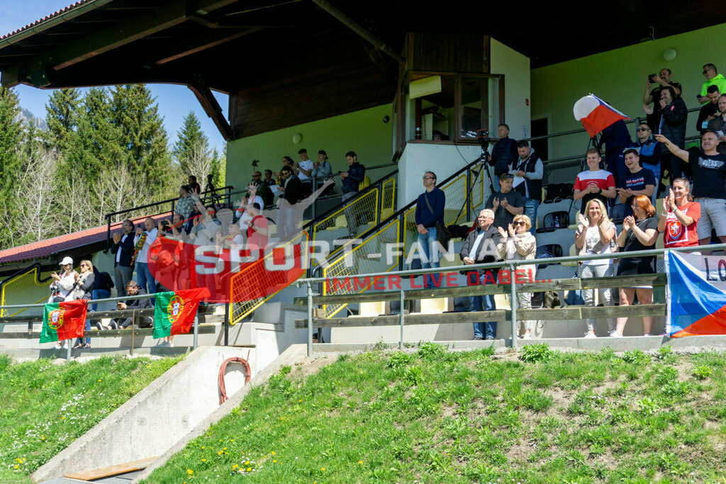 Portugal  U15 -Czech Republic U15 | Fans ; Portugal  U15 -Czech Republic U15 am 29.04.2022 in Arnoldstein
(Sportplatz), AUSTRIA, (Photo by Ernst Krawagner sport-fan.at) - Realisiert mit Pictrs.com