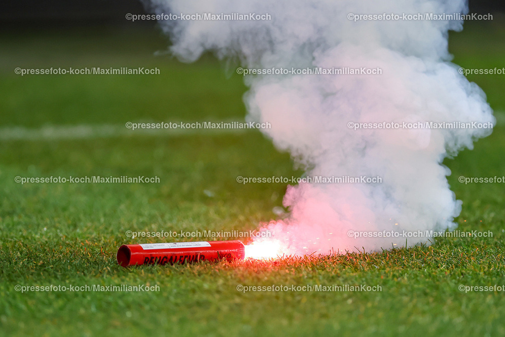 UCL10122401070 | 10.12.2024, Fußball, UEFA Champions League, Schachtar Donezk - FC Bayern München, Arena AufSchalke Gelsenkirchen, 8. Spieltag Saison 2024 2025: Pyrotechni brennt auf dem Spielfeld Bengalo Bengalisches Feuer FackelDFB regulations prohibit any use of photographs as image sequences and or quasi-video.