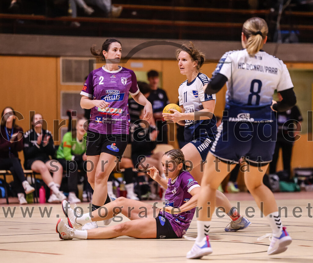 2024-11-24_051_SpVgg_Altenerding_gegen_HC_Donau-Paar_II | Erding, Deutschland, 24.11.2024:Handball, Bezirksoberliga Frauen Altbayern 2024 / 2024, 6. Spieltag, SpVgg Altenerding gegen HC Donau/Paar II, Endergebnis: 24:24Janina Konrad (SpVgg Altenerding, #2), Lena Prem (SpVgg Altenerding, #5), Marina Wavrouschek (HC Donau/Paar, #11), Emely Otto (HC Donau/Paar, #8)Foto: Christian Riedel / fotografie-riedel.net