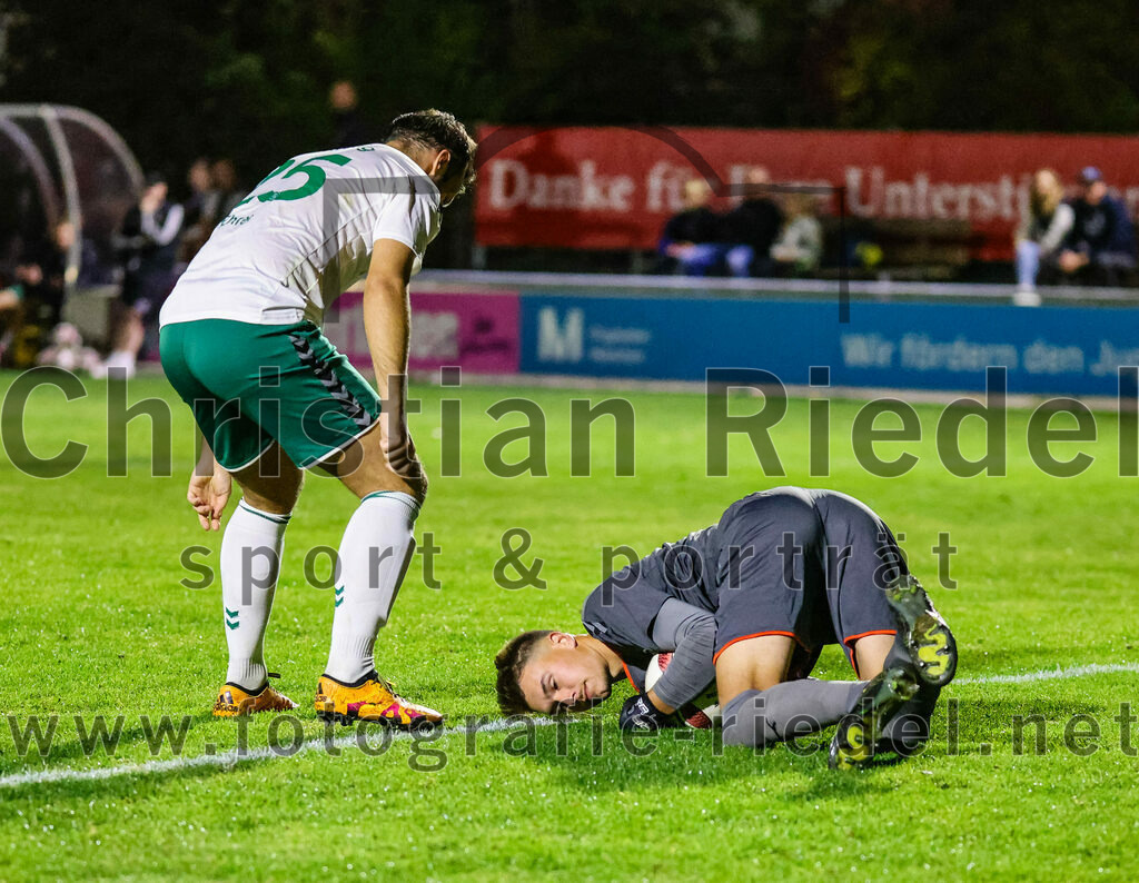 2023-10-13_024_FC_Schwaig_gegen_TSV_Ampfing | Oberding, Deutschland, 13.10.2023:
Fußball, Landesliga Südost 2023 / 2024, 16. Spieltag, FC Schwaig gegen TSV Ampfing, Endergebnis: 3:2

Mirza Idrizovic (FC Schwaig, #25), Torwart Philipp Strunk (FC Schwaig, #30)

Foto: Christian Riedel / fotografie-riedel.net