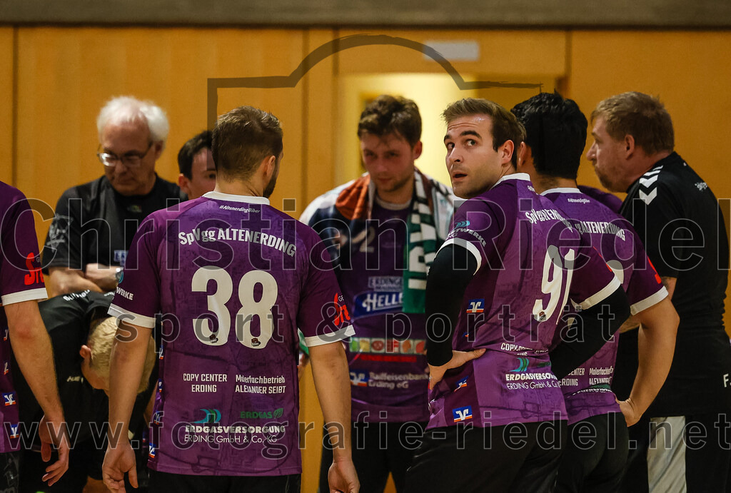 2024-10-20_085_SpVgg_Altenerding_II_gegen_TSV_Taufkirchen-Vils | Erding, Deutschland, 20.10.2024:Handball, Bezirksliga Männer Ost 2024 / 2025, 3. Spieltag, SpVgg Altenerding II gegen TSV Taufkirchen/Vils, Endergebnis: 15:20Florian Schiffel (SpVgg Altenerding, #38), Niklas Zech (SpVgg Altenerding, #91)Foto: Christian Riedel / fotografie-riedel.net