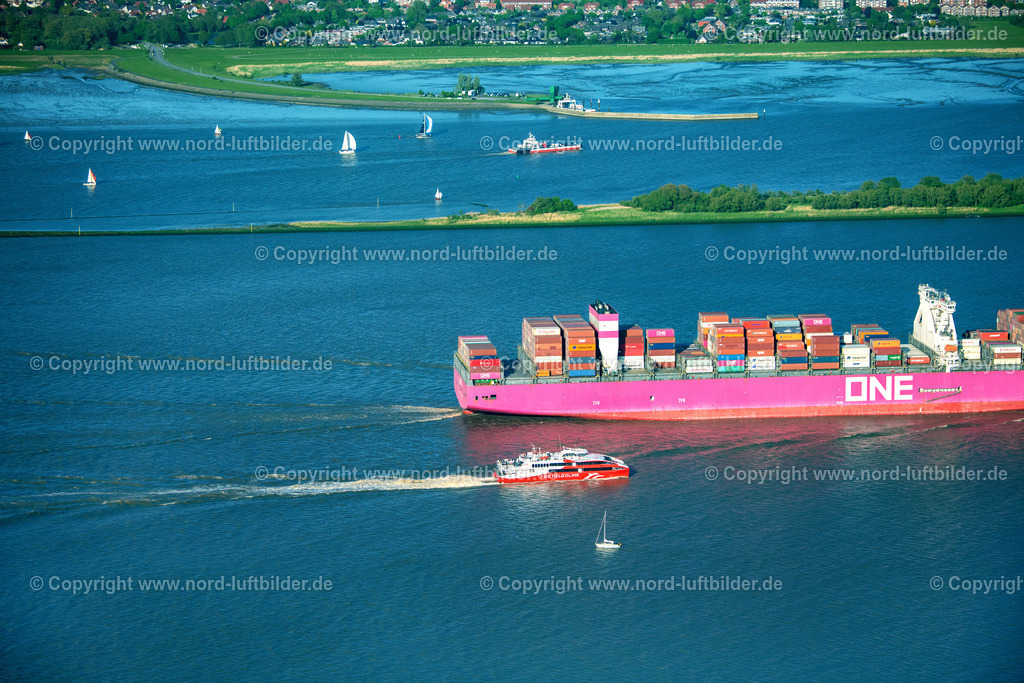 Halunder_Jet_Elbfähren_Containerschiff_ELS_8333140522 | GLüCKSTADT 14.05.2022 Fährschiff " Halunder Jet " auf der Elbe in Glückstadt im Bundesland Schleswig-Holstein, Deutschland. // Ferry ship " Halunder Jet " on the Elbe in Glueckstadt in the state Schleswig-Holstein, Germany. Foto: Martin Elsen