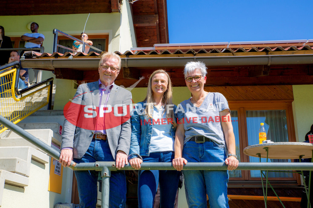 Fußball Halbfinale | Ing. Reinhard Antolitsch (Bürgermeister Arnoldstein) Sabine D'Angelo, Fußball Halbfinale, Irland U15 - Österreich U15 am 29.04.2024 in Arnoldstein (Sportplatz), Austria, (Photo by Ernst Krawagner sport-fan.at) - Realisiert mit Pictrs.com
