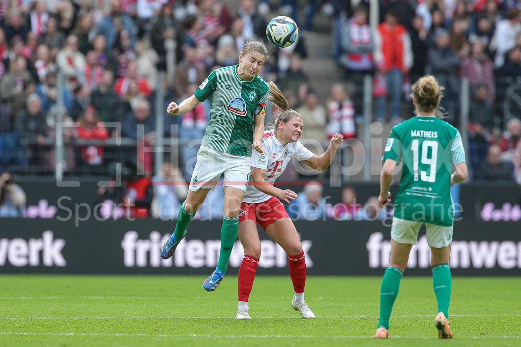 Fussball, Google Pixel Frauen-Bundesliga, 1. FC Köln - SV Werder Bremen | v.li.: Michelle Ulbrich (SV Werder Bremen, 5) und Marleen Schimmer (1. FC Köln, 23) im Kopfballduell, Kopfball, Zweikampf, Action, Aktion, Spielszene, DIE DFB-RICHTLINIEN UNTERSAGEN JEGLICHE NUTZUNG VON FOTOS ALS SEQUENZBILDER UND/ODER VIDEOÄHNLICHE FOTOSTRECKEN. DFB REGULATIONS PROHIBIT ANY USE OF PHOTOGRAPHS AS IMAGE SEQUENCES AND/OR QUASI-VIDEO.
