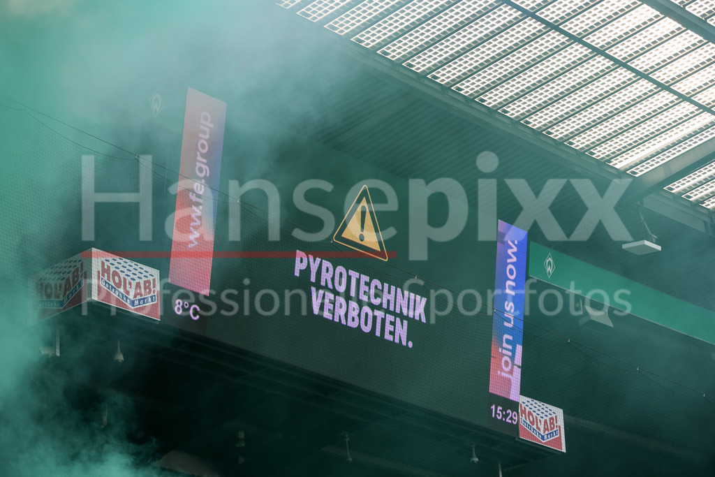 Fussball, Bundesliga, SV Werder Bremen - VfL Wolfsburg | v.li.: Rauchschwaden von Pyrotechnik vor der Anzeigetafel, Videowall auf der steht Pyrotechnik verboten, Bengalo, Bengalos, Pyro, Pyrotechnik, Feuerwerk, DIE DFL-RICHTLINIEN UNTERSAGEN JEGLICHE NUTZUNG VON FOTOS ALS SEQUENZBILDER UND/ODER VIDEOÄHNLICHE FOTOSTRECKEN. DFL REGULATIONS PROHIBIT ANY USE OF PHOTOGRAPHS AS IMAGE SEQUENCES AND/OR QUASI-VIDEO.